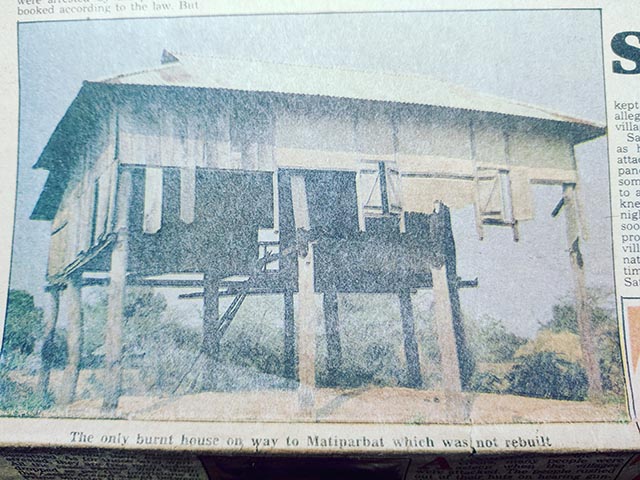 নেলি গণহত্যা কাণ্ডের সময় জ্বলে যাওয়া একটি বাড়ি যা ১৯৮৮ সালেও মেরামত করা হয়নি 